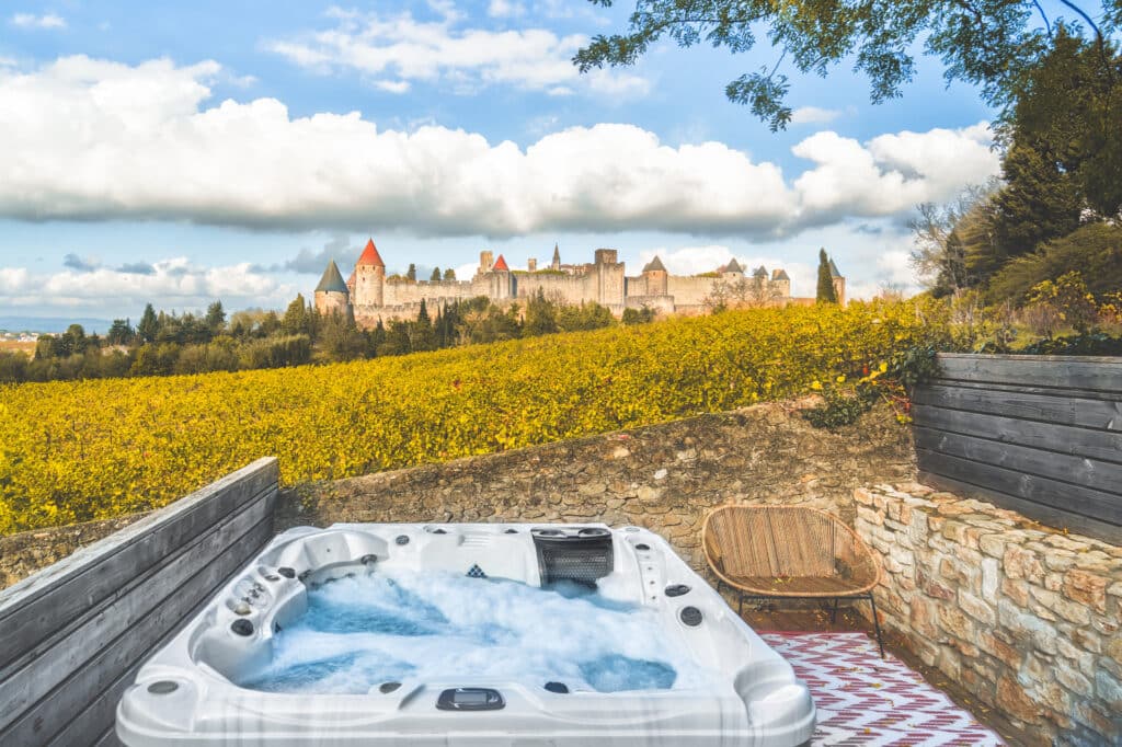Spa extérieur avec vue sur Carcassonne
