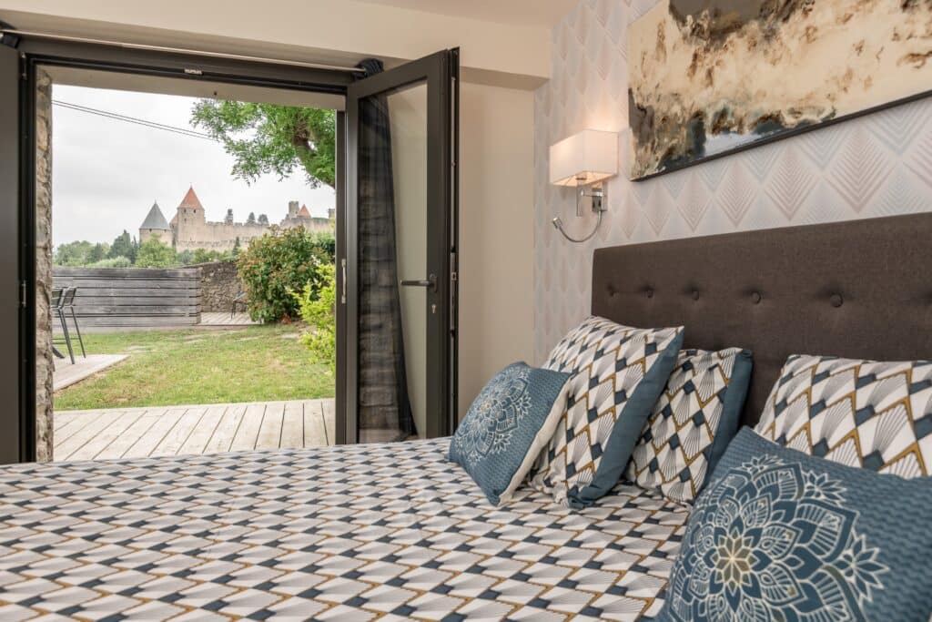Chambre moderne avec vue sur château médiéval.
