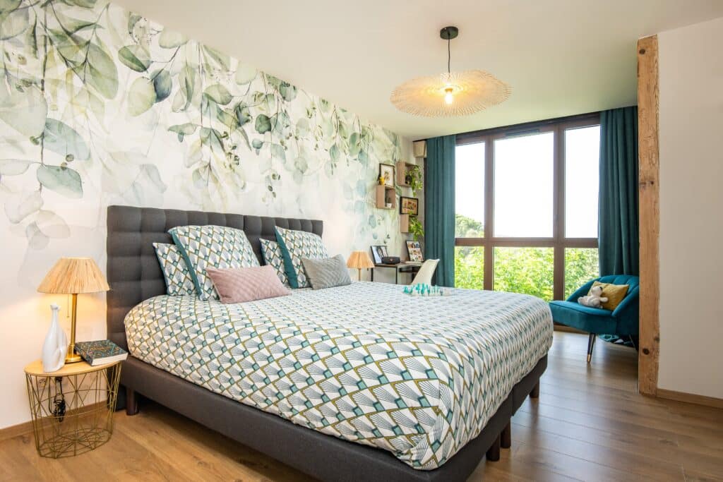 Chambre moderne avec lit double et décoration végétale.