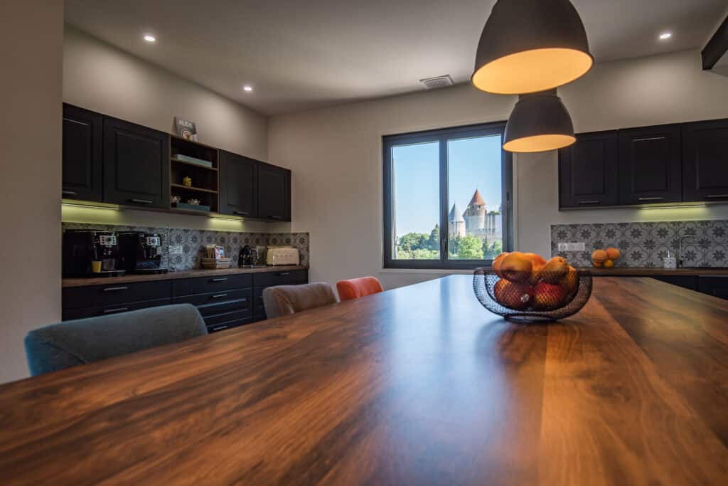 Cuisine moderne avec vue sur château.