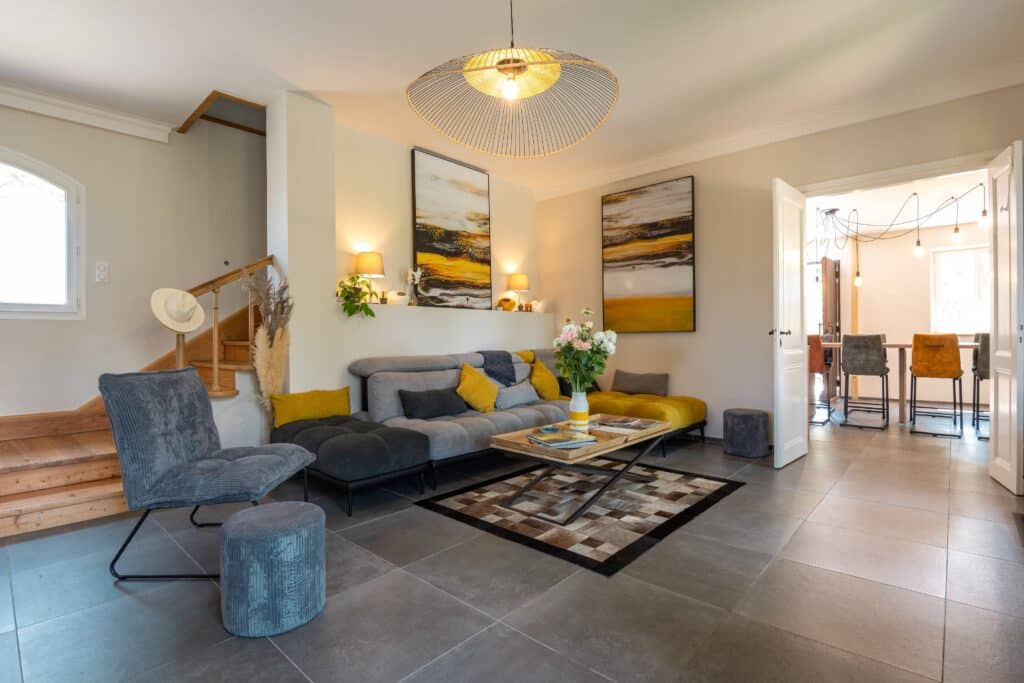 Salon moderne avec décoration chaleureuse et colorée.