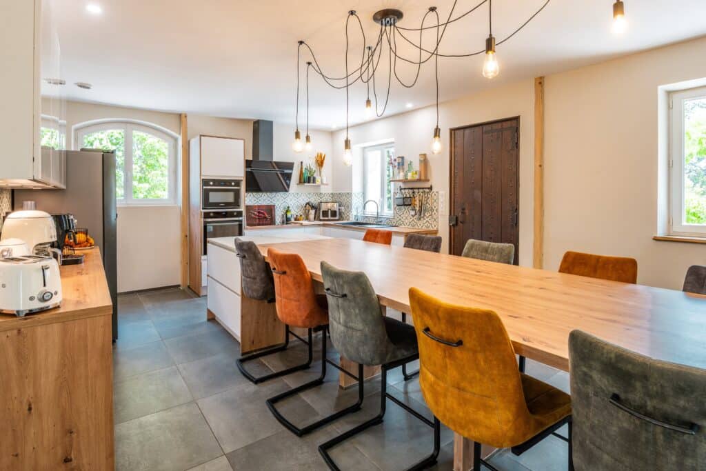 Cuisine moderne avec table à manger en bois.