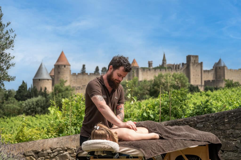Massage en plein air près d'un château médiéval.