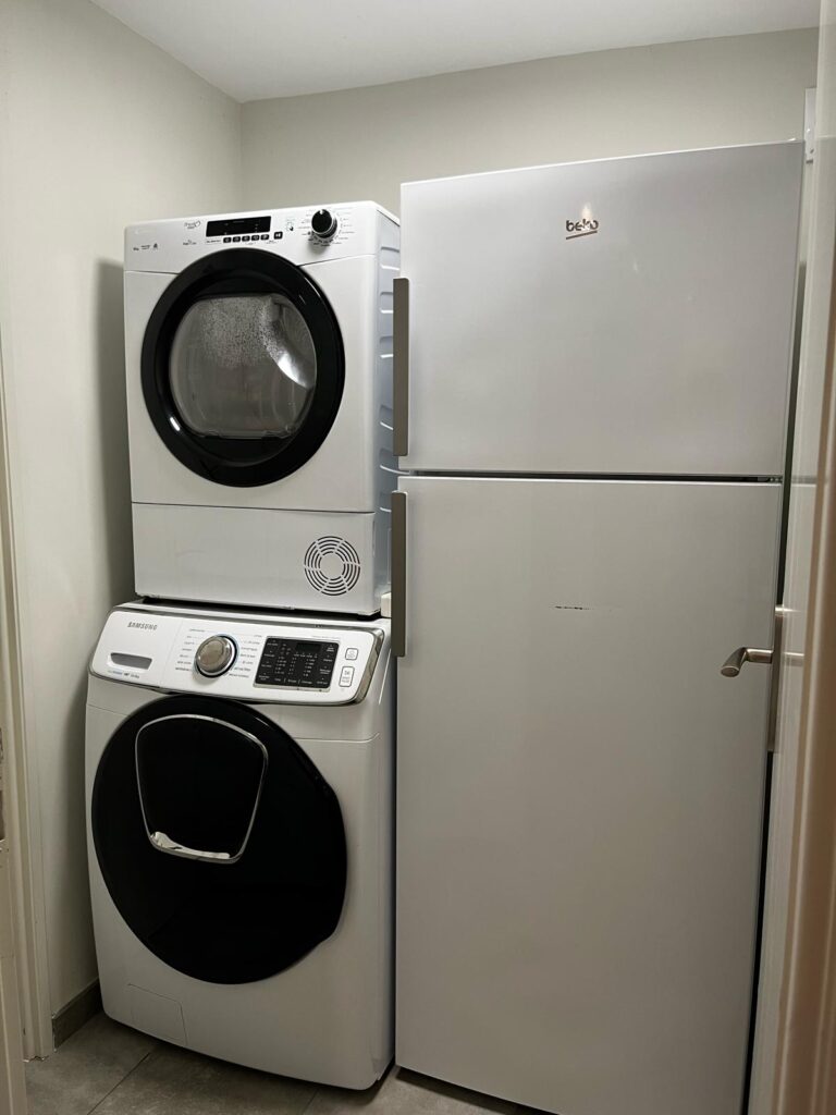 Buanderie avec appareils électroménagers modernes