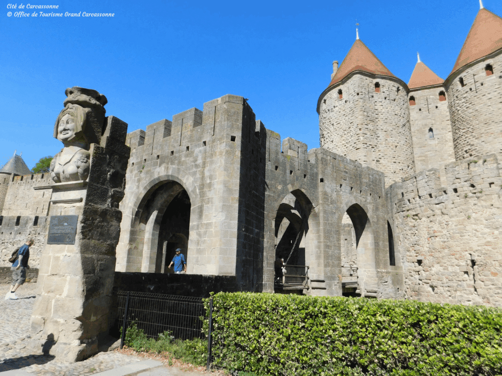 Muraille et tours de la Cité de Carcassonne.