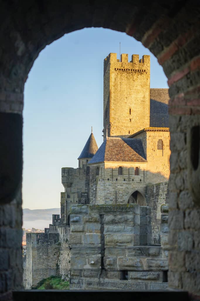 Vue du château médiéval de Carcassonne au crépuscule.