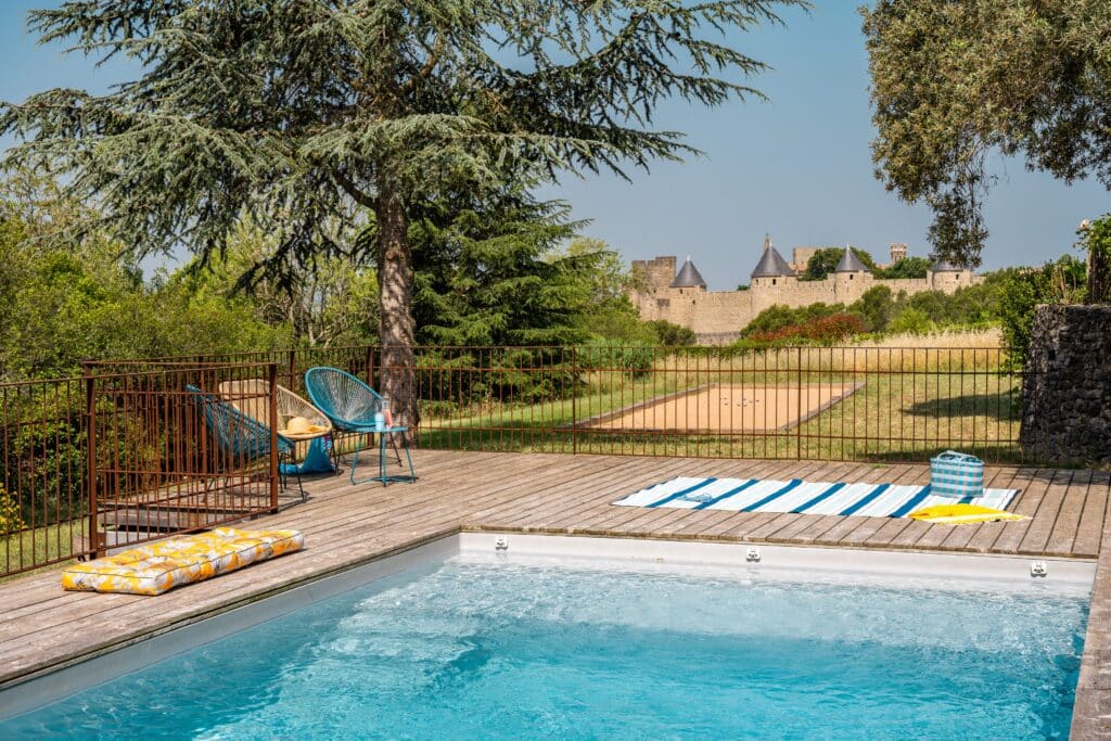 Piscine avec vue sur un château en été.