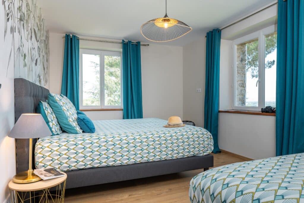 Chambre lumineuse avec lit double et déco moderne.