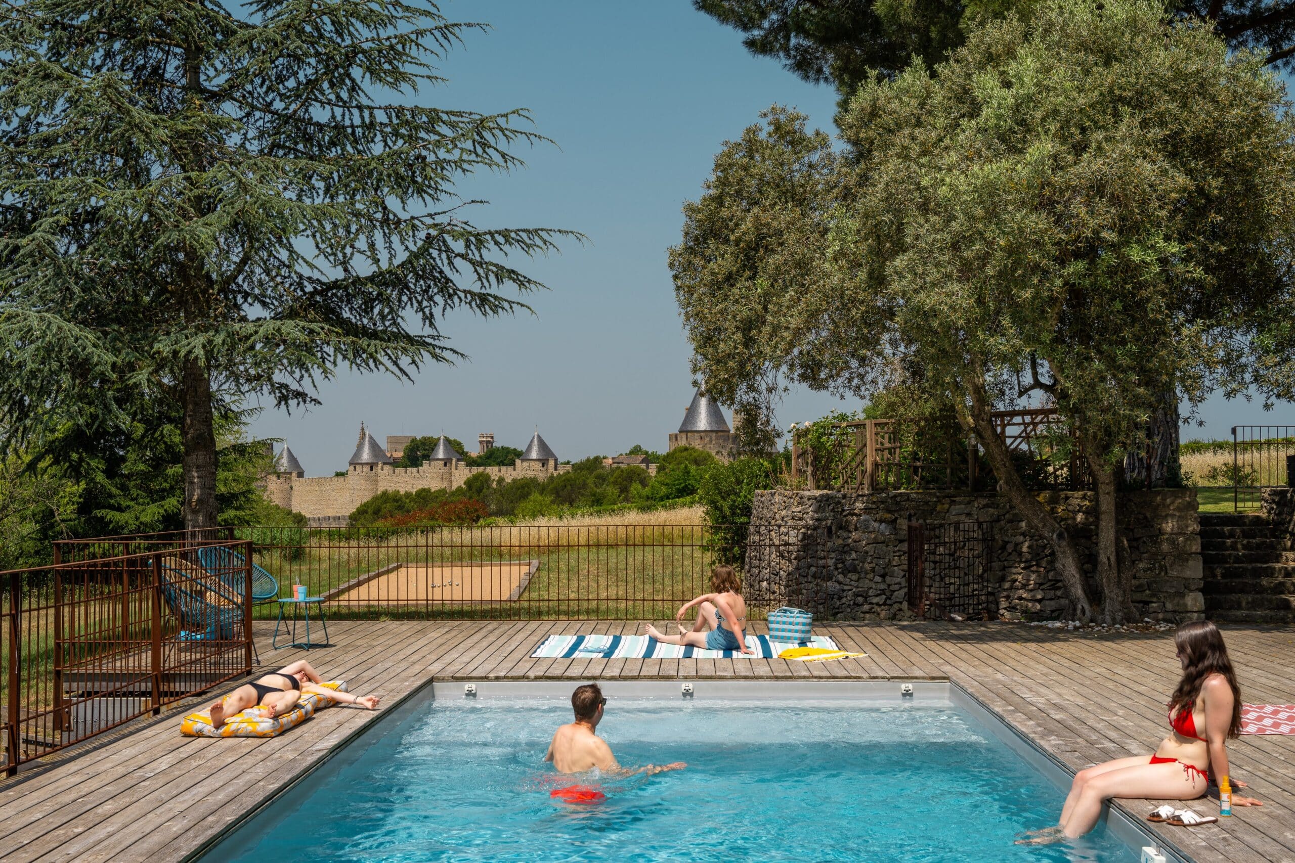 Piscine avec château en arrière-plan