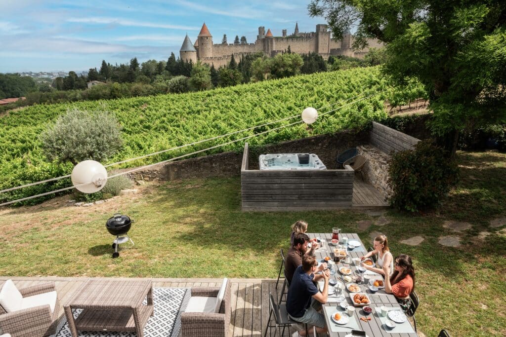 Déjeuner en plein air près de Carcassonne et jacuzzi.