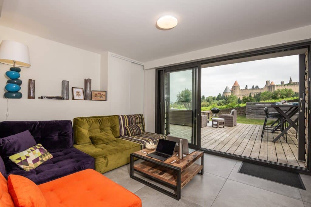 Salon moderne avec vue sur la forteresse.