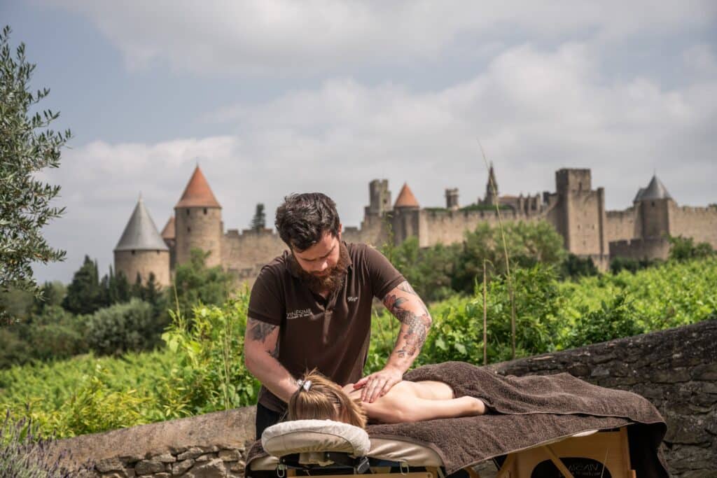 Massage en plein air près d'un château médiéval.