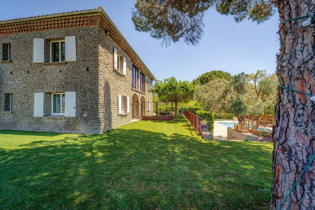 Maison en pierre avec jardin et piscine