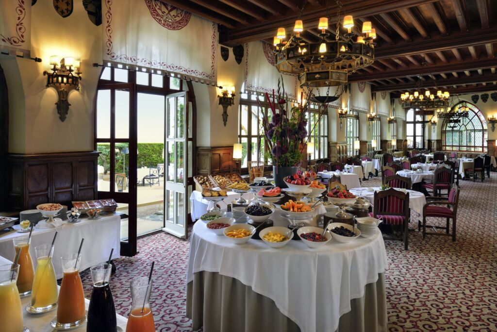 Buffet de petit-déjeuner dans une salle élégante.