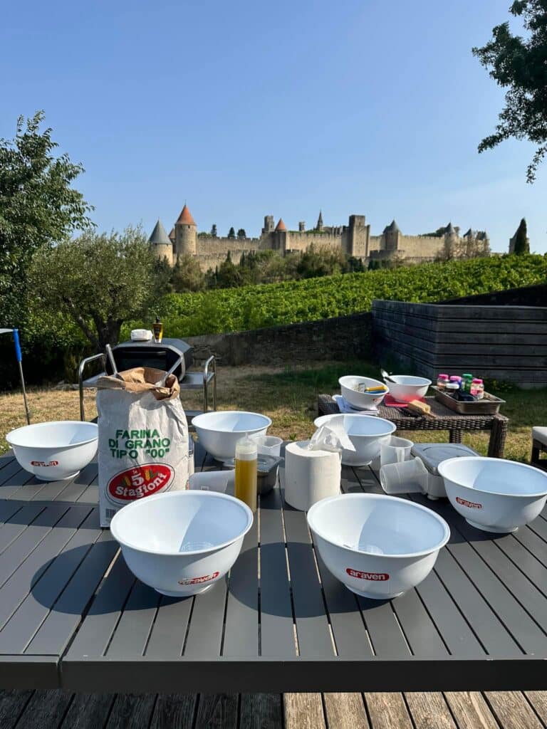 Ingrédients de cuisine avec vue sur un château.