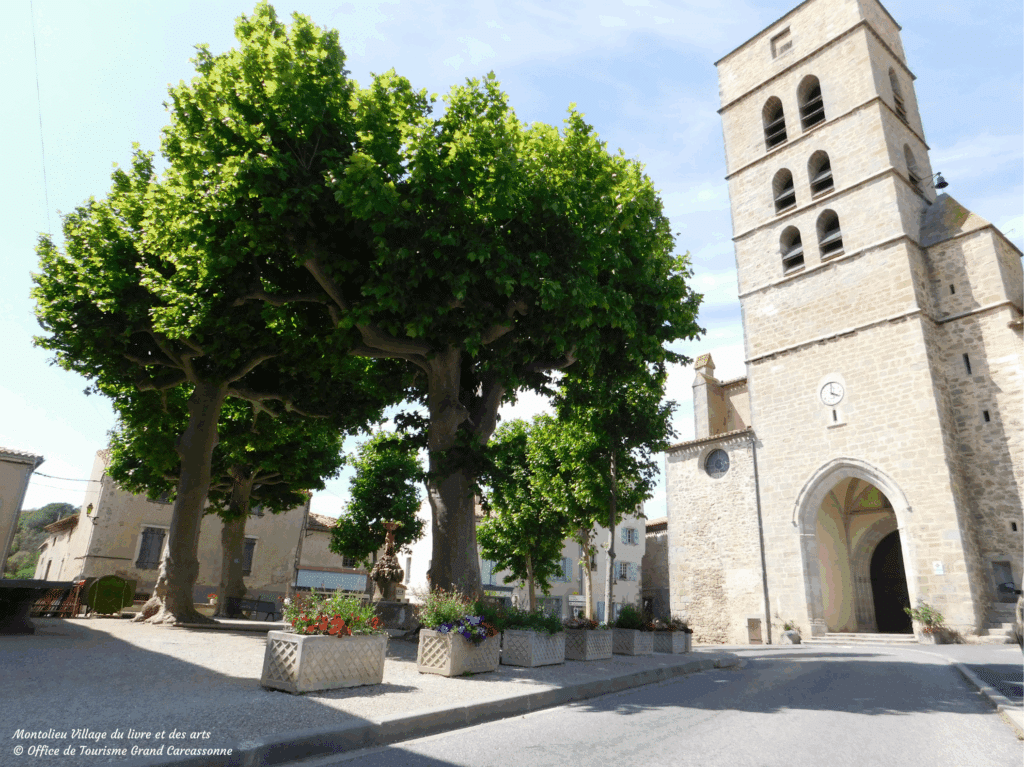 Place avec arbres et église, Montolieu, France