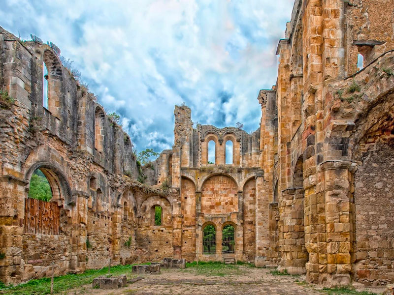 Ruines d'une ancienne abbaye en pierre.