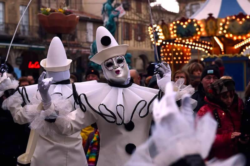 Clowns masqués lors d'un carnaval animé