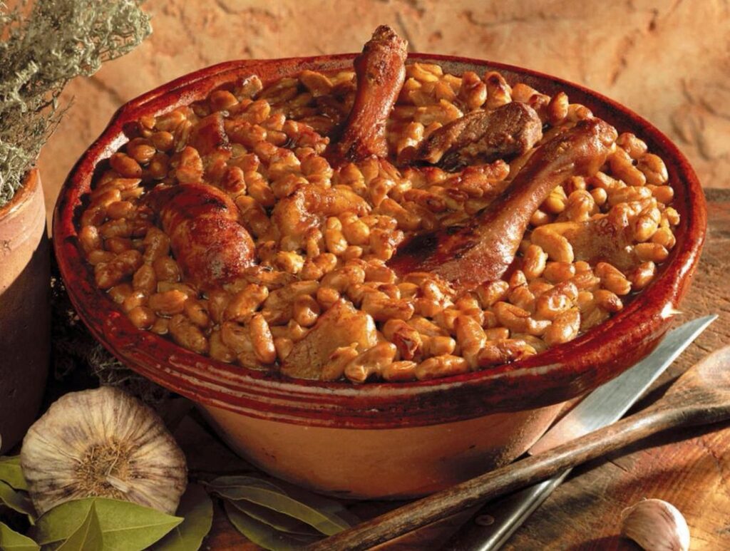 Cassoulet traditionnel avec haricots et viande.