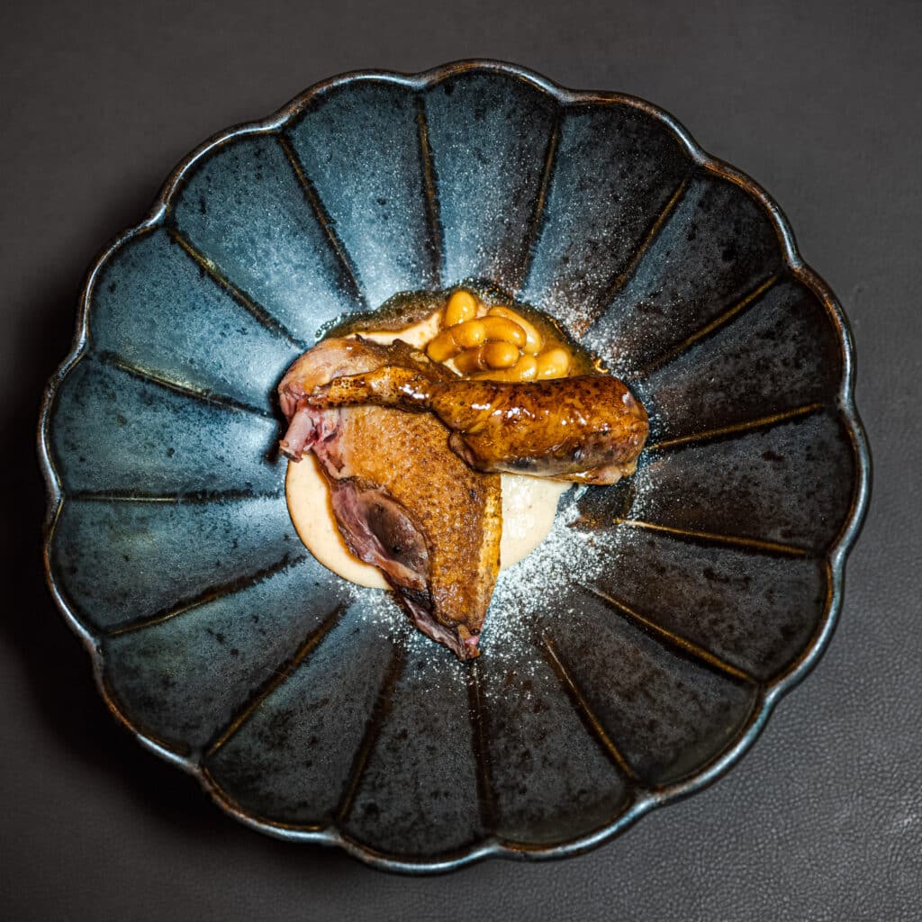 Plat gourmet avec viande et haricots.