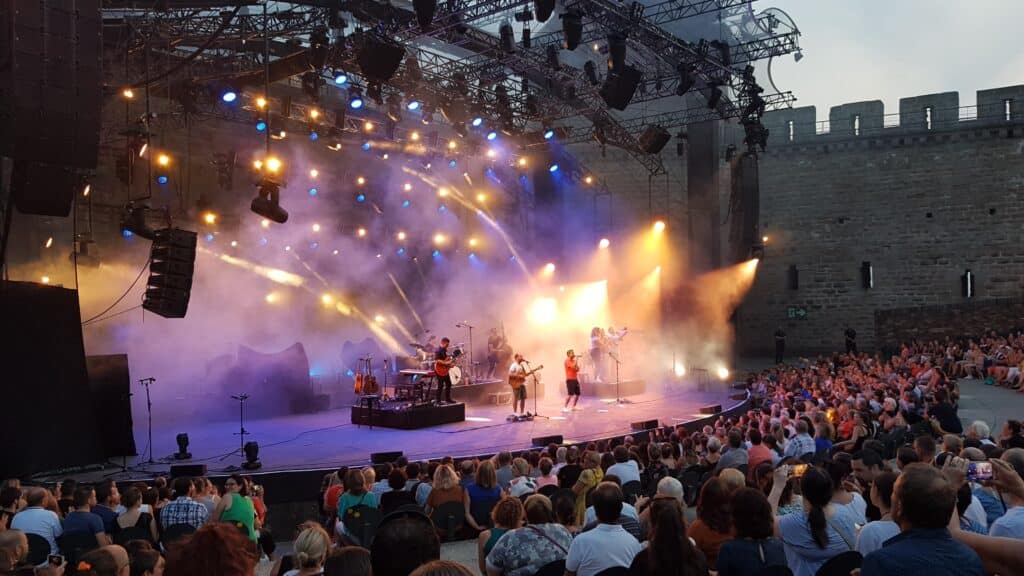 Concert en plein air avec scène éclairée