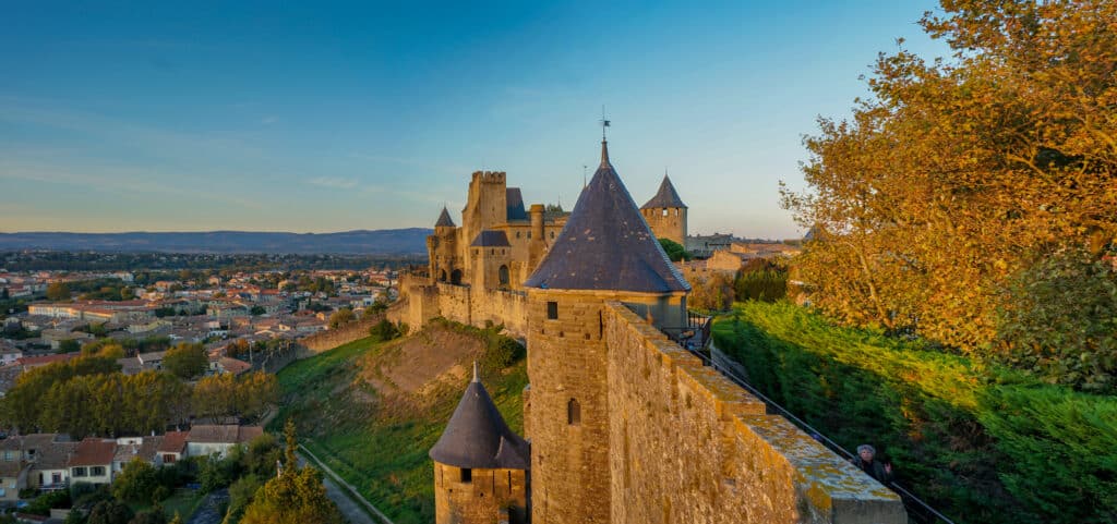 Cité médiévale de Carcassonne au coucher du soleil.