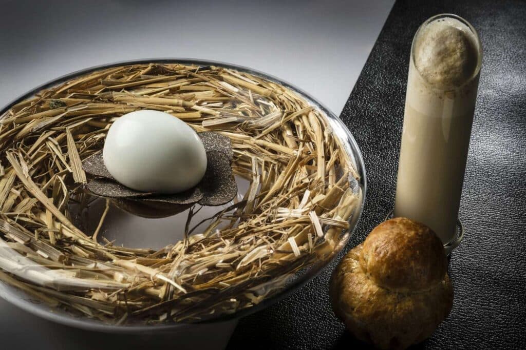 Œuf, foin, et verre de boisson mousseuse