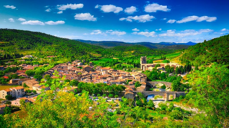 Village médiéval entouré de collines verdoyantes