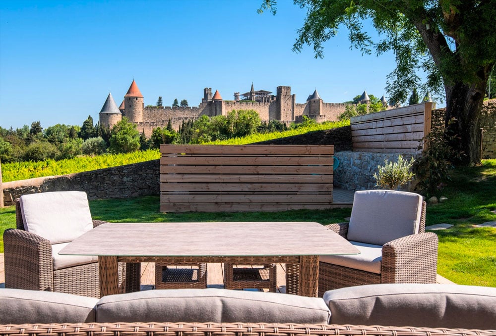 Terrasse avec vue sur la cité de Carcassonne.