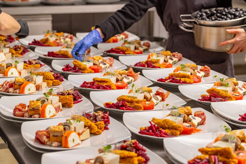 Plats de traiteur avec charcuterie et fromage