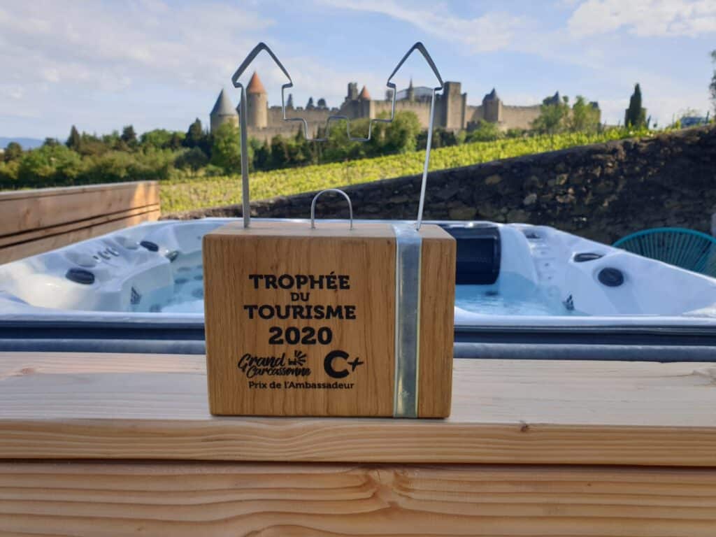 Trophée touristique devant château médiéval et jacuzzi
