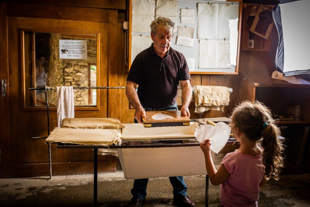 Atelier de fabrication de papier artisanal avec enfant