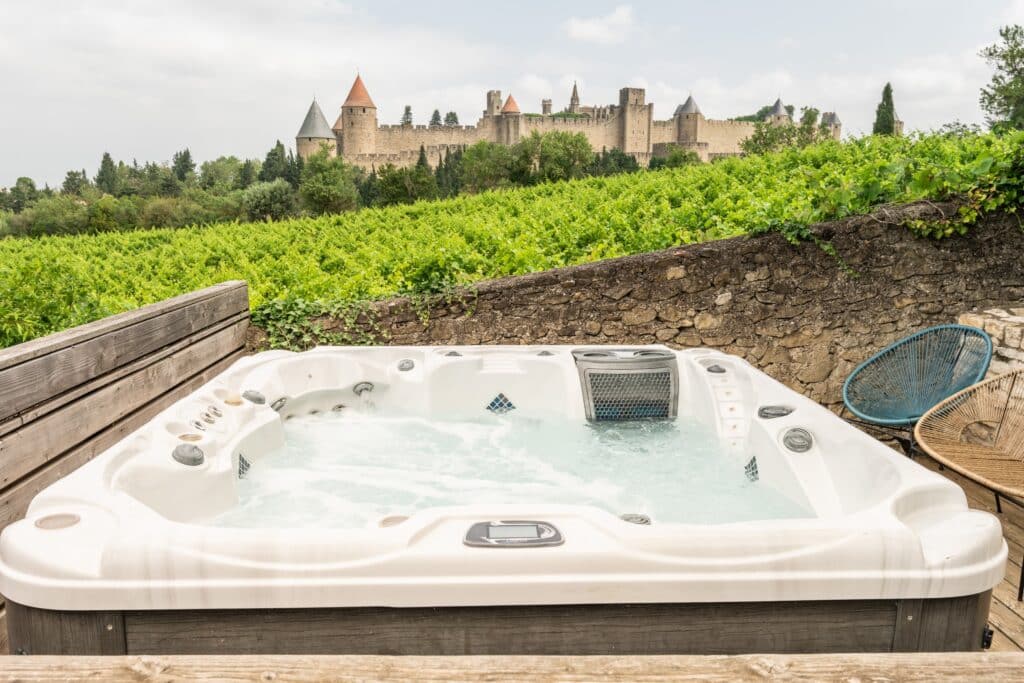Spa avec vue sur château médiéval en France.