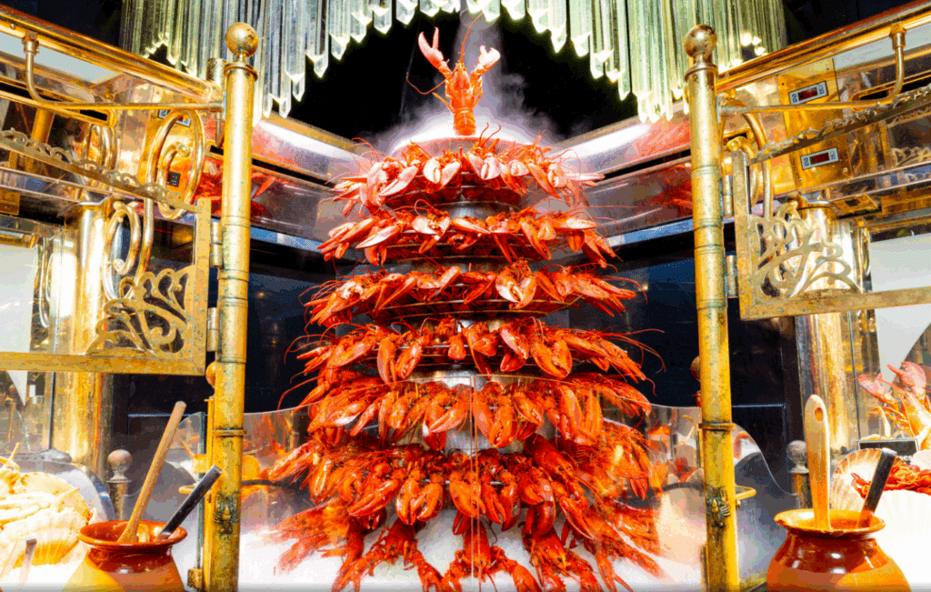 Tour de langoustes empilées dans une vitrine décorative.