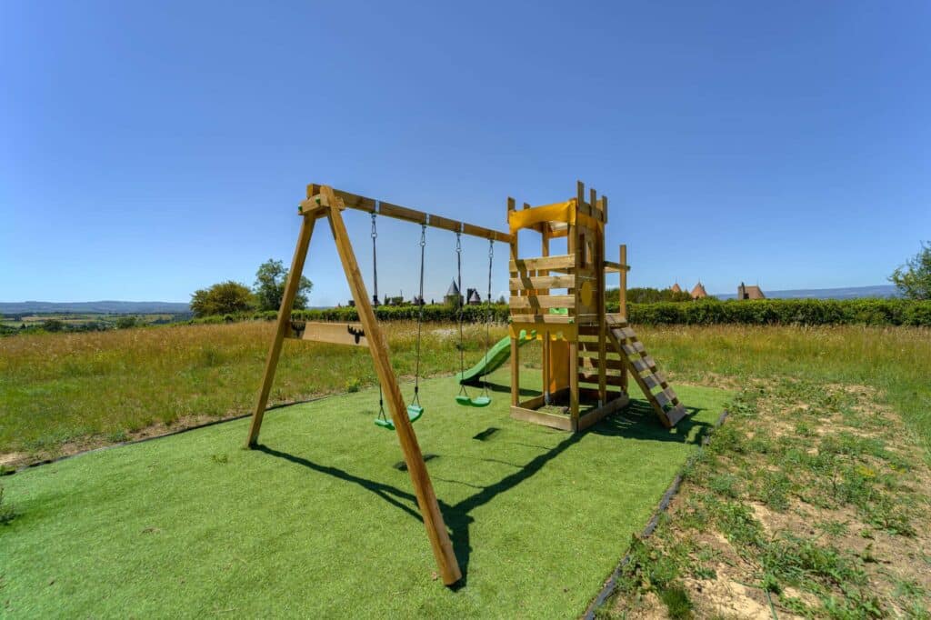 Aire de jeux en bois dans le jardin