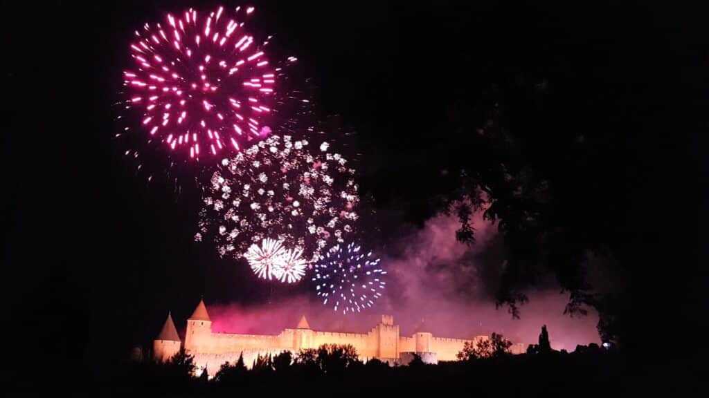Feu d'artifice sur la Cité de Carcassonne la nuit.
