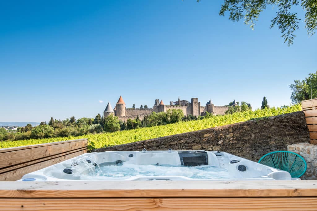 Château médiéval vu depuis un jacuzzi extérieur.