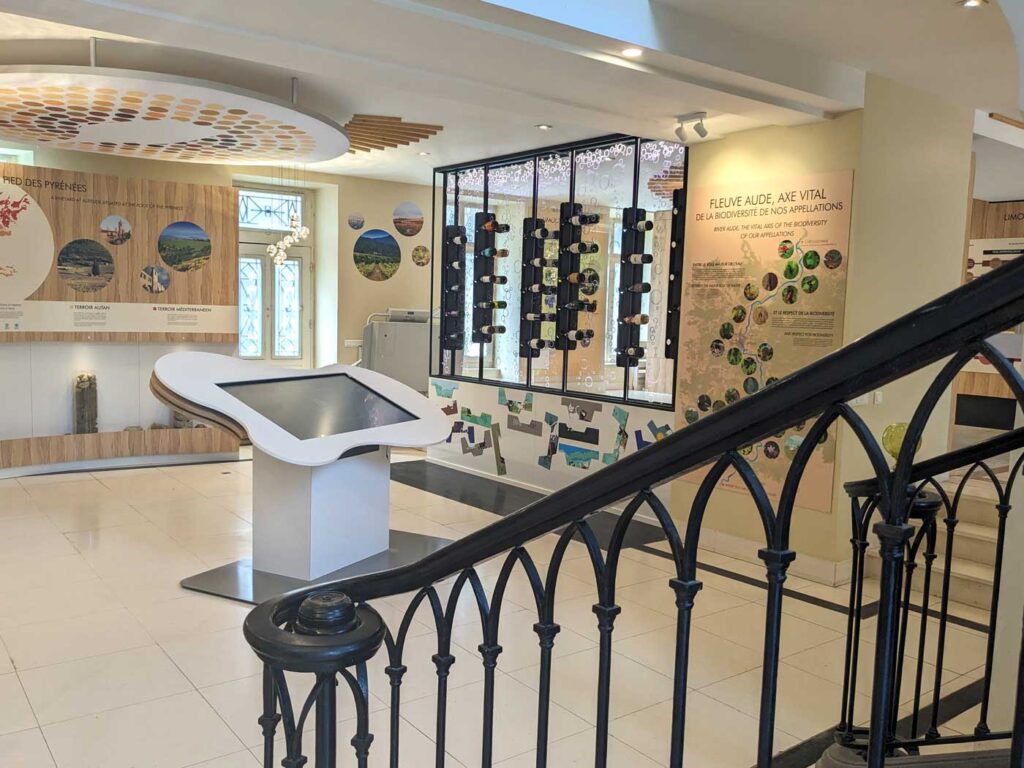 Exposition sur la biodiversité avec écran interactif.