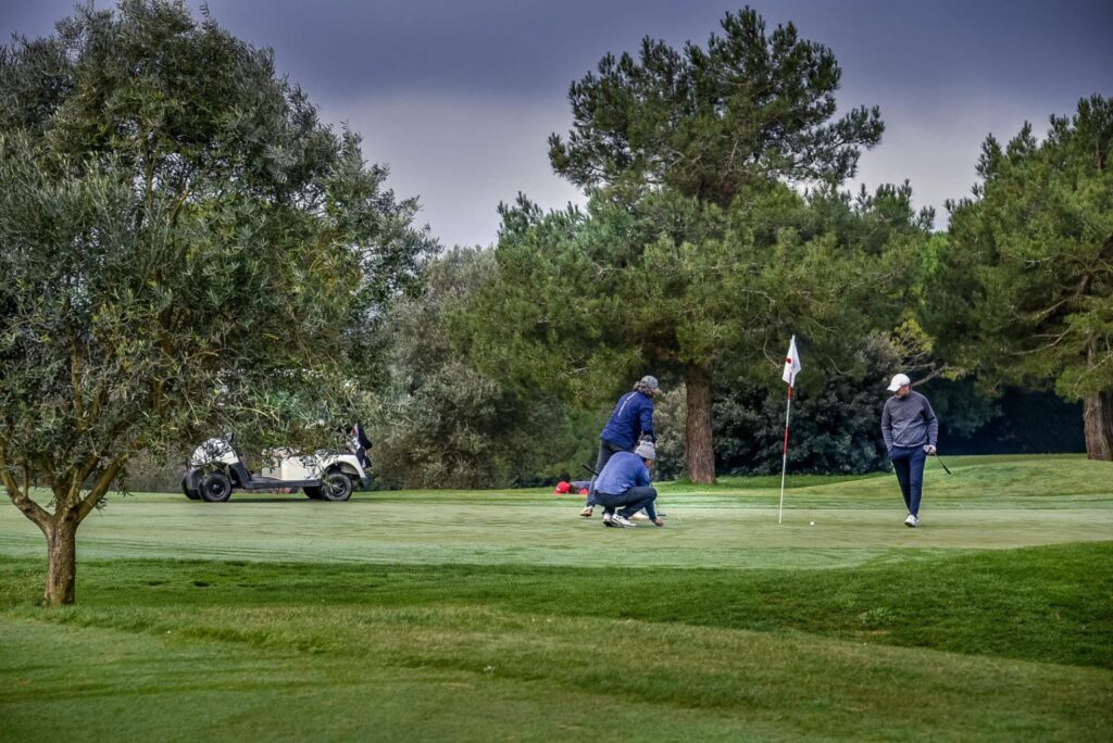 Golfers sur un parcours en pleine nature.