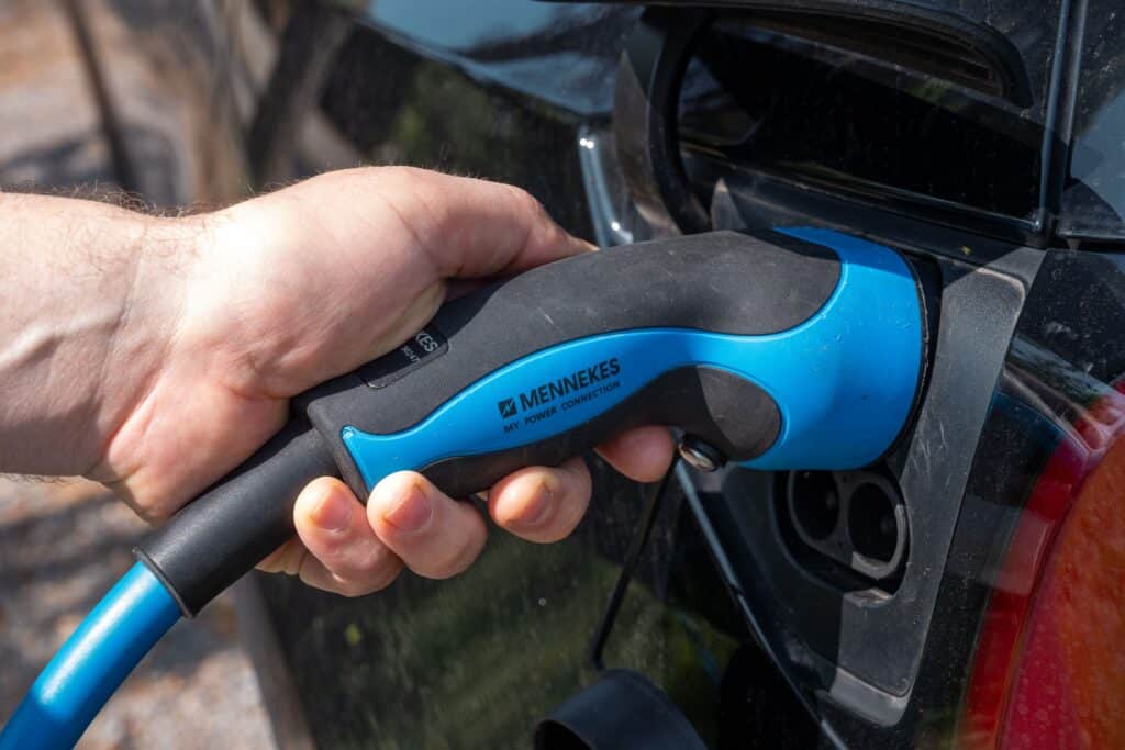 Recharge d'une voiture électrique en cours