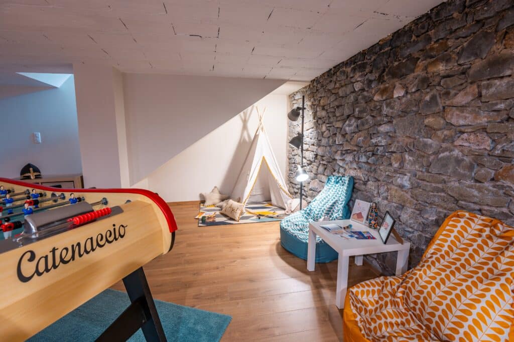 Salle de jeux avec baby-foot et tipi