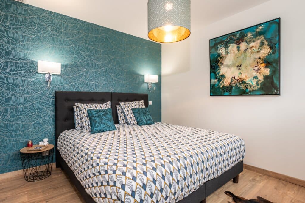 Chambre moderne avec lit double et décoration artistique.