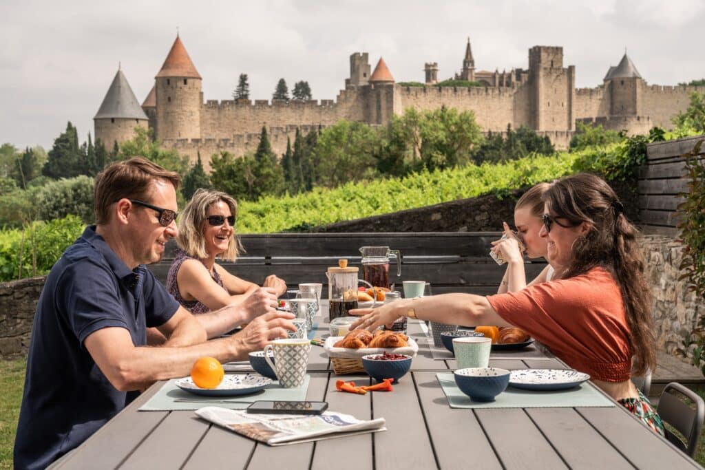 Petit déjeuner en plein air avec vue sur Carcassonne.