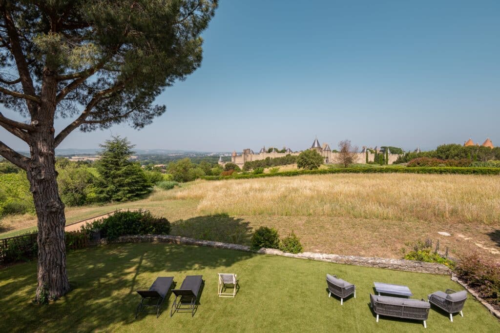 Vue sur la campagne et château fortifié médiéval.