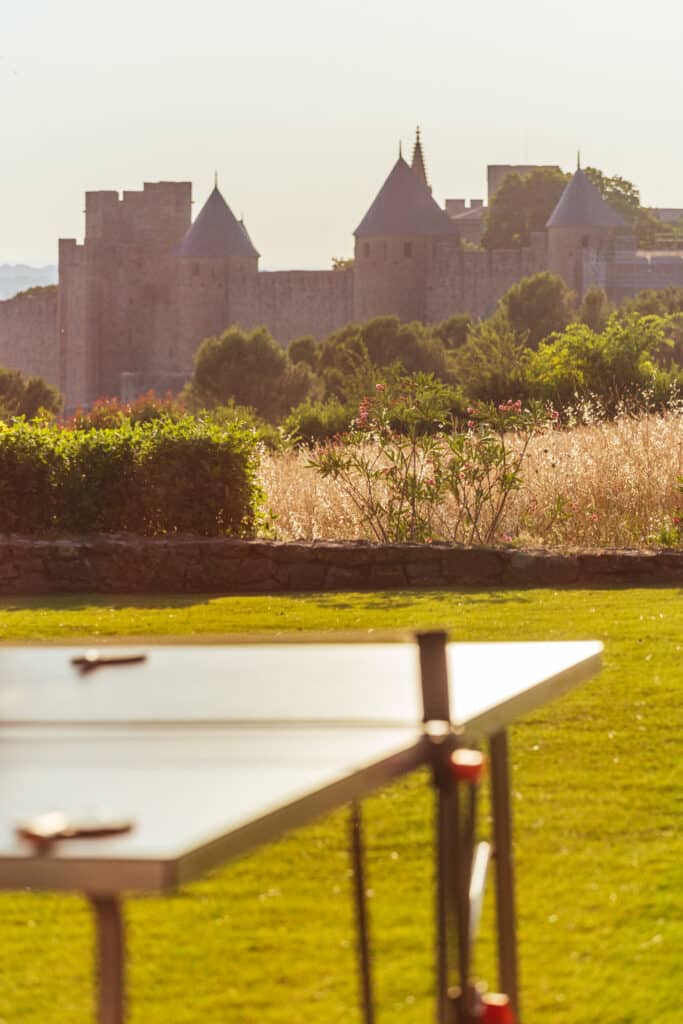 Table de ping-pong face à la Cité de Carcassonne à l’Écrin Grand Panorama