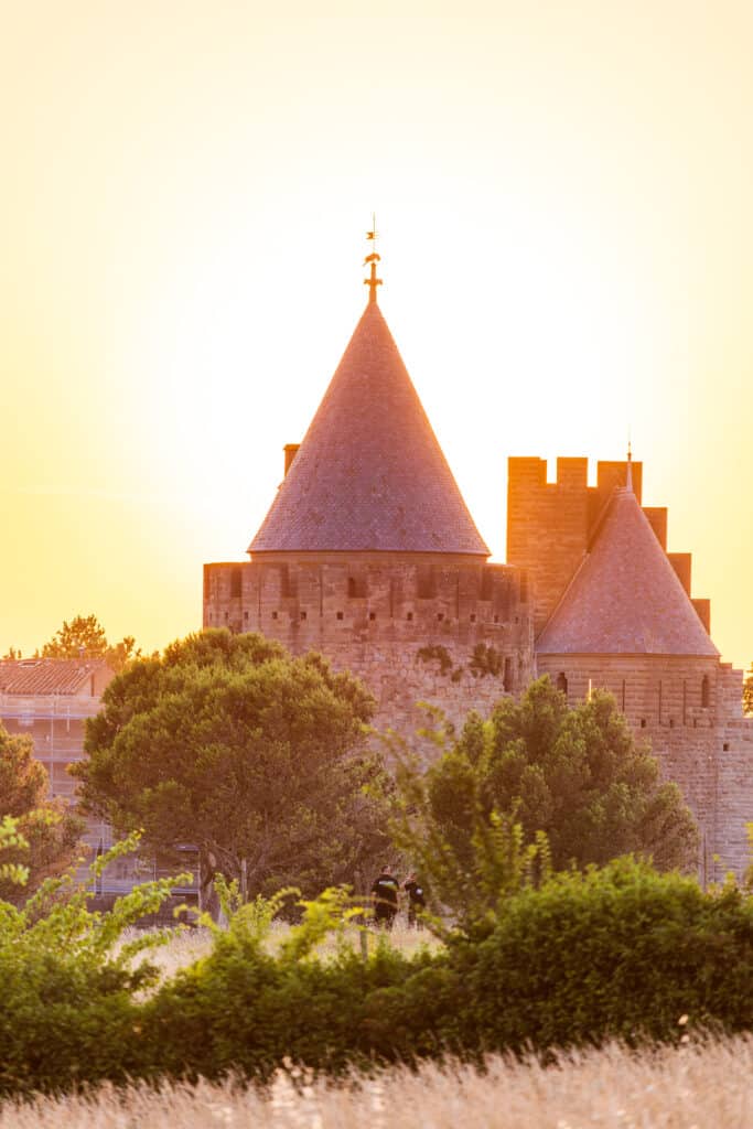 Château médiéval au coucher de soleil, Carcassonne.