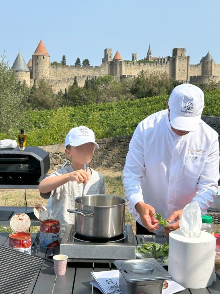 Cours de cuisine en plein air près d'un château.