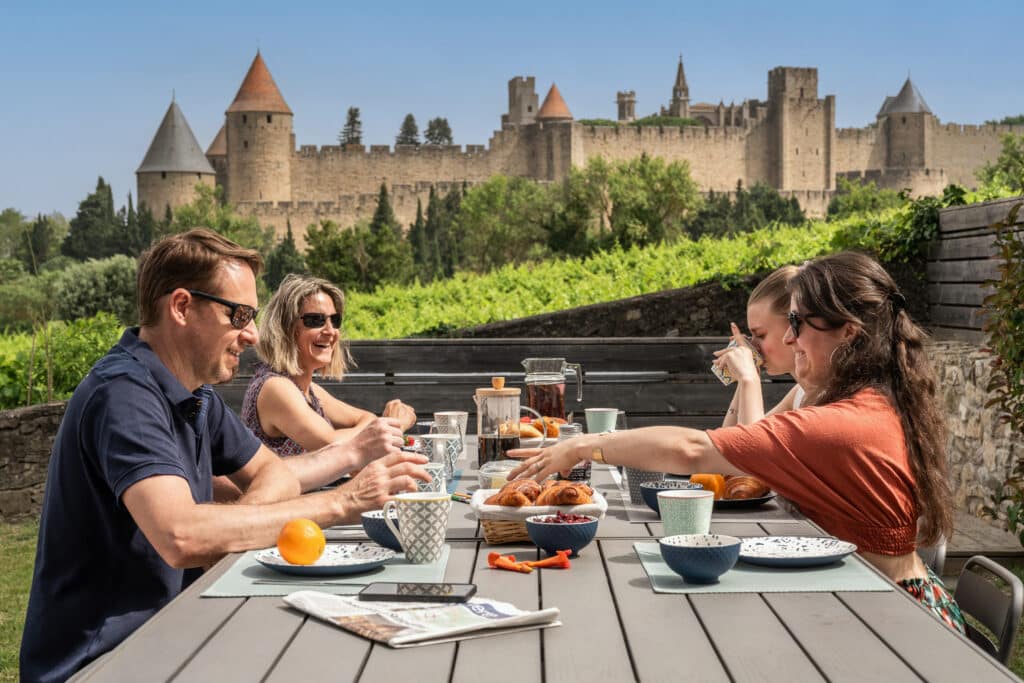 Petit-déjeuner en plein air avec vue sur Carcassonne.