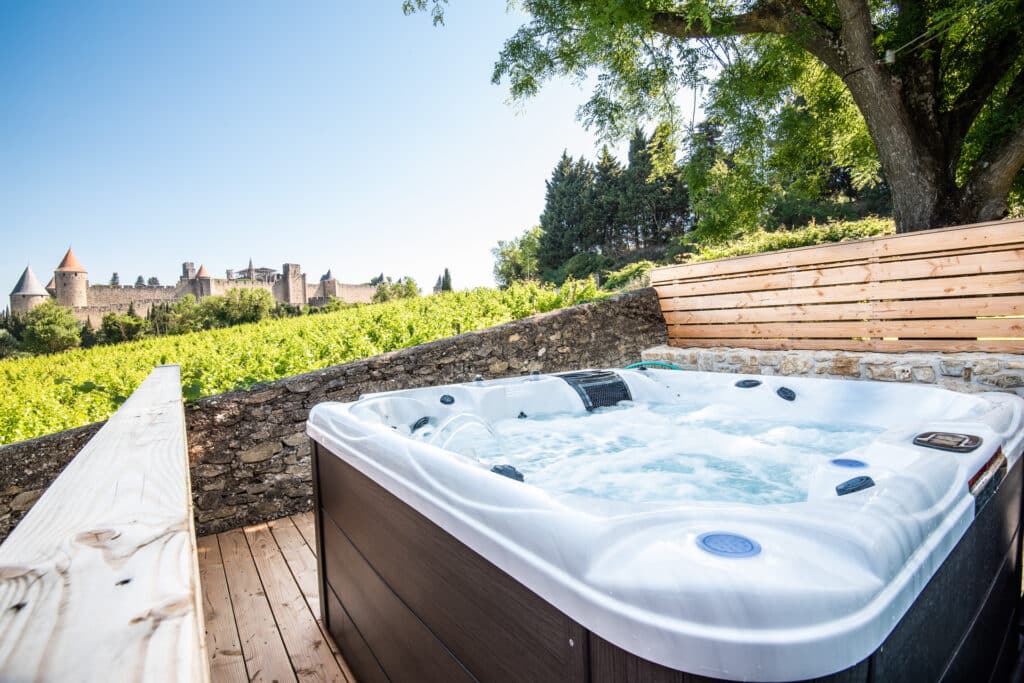 Jacuzzi en terrasse près de la cité médiévale