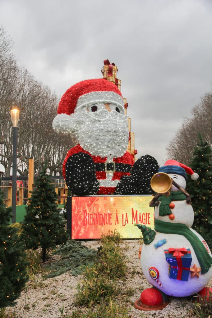 Décoration lumineuse de Noël avec Père Noël géant.
